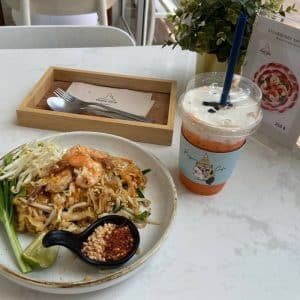 6 ผัดไทกุ้งสด