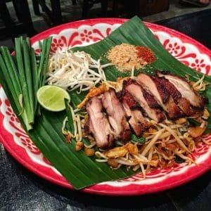 ผัดไทยไก่ย่าง