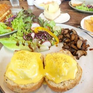 9 EGG BENEDICT WITH CRISPY BACON